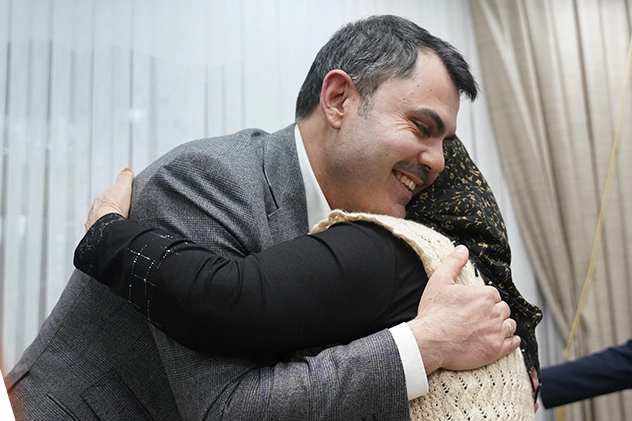 Bakan Kurum Nelbi Teyze'yi bu kez evinde ziyaret etti