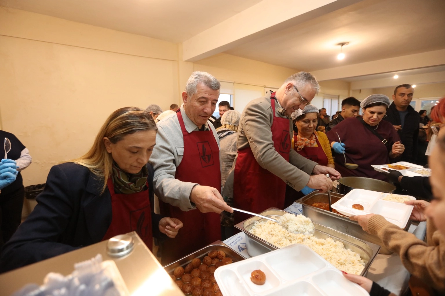 İzmir Güzelbahçe'de evlere sıcak servis