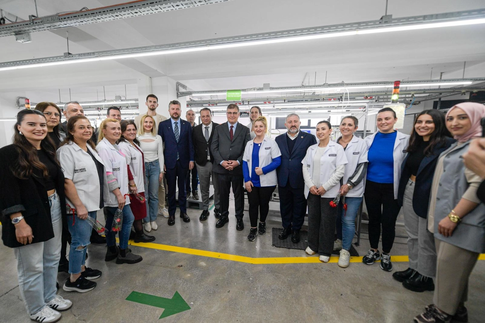 Başkan Tugay emekçi kadınlarla buluştu