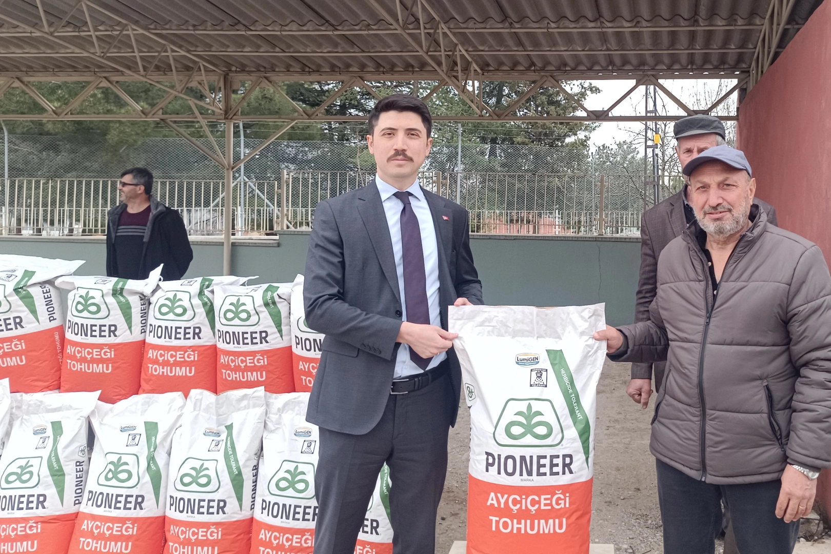 Pazaryeri'nde 79 çiftçiye yağlık ayçiçeği tohumu dağıtıldı