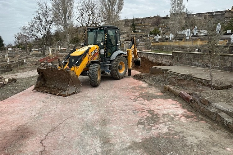Kayseri Melikgazi'de mezarlıklar bayrama hazır