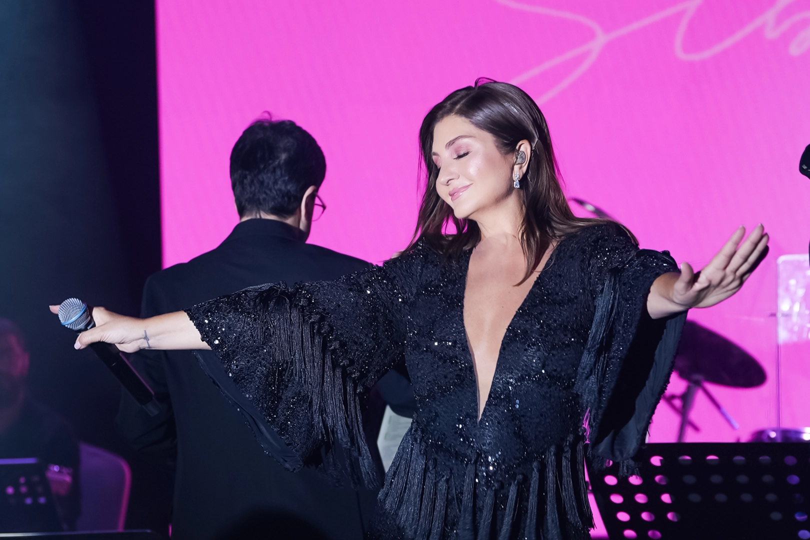 Sibel Can Kıbrıs'ta göz kamaştırdı