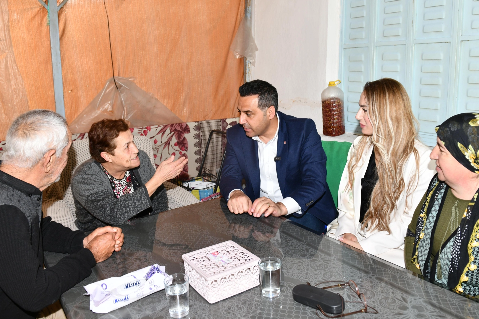 İzmir Çiğli'de Leyla Teyze'ye bayram sürprizi