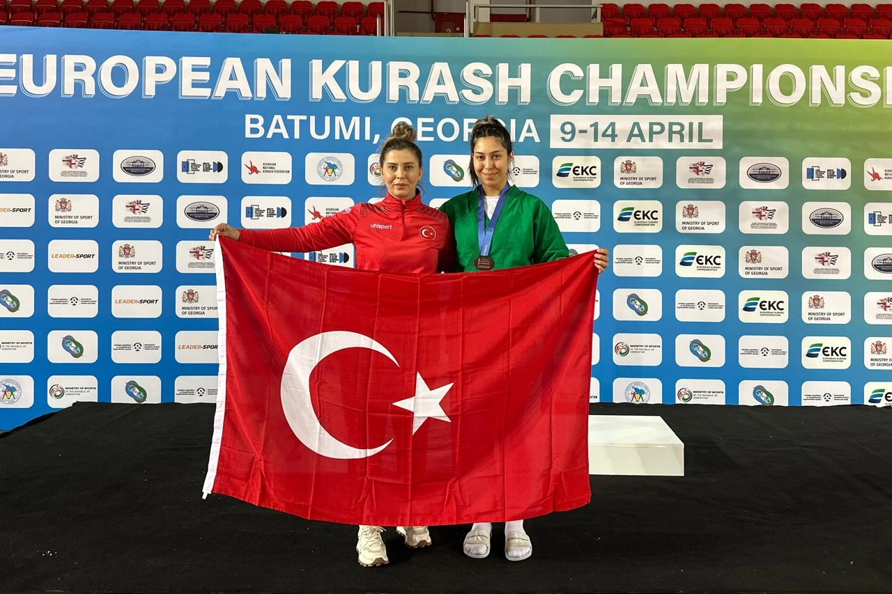 Sakaryalı kuraş sporcusu Gürcistan’da bayrağımızı dalgalandırdı