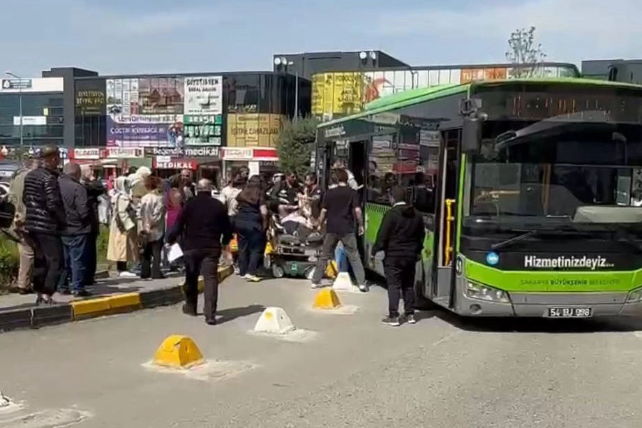 Sakarya'da otobüs hattan çıktı, hastaneye gitti