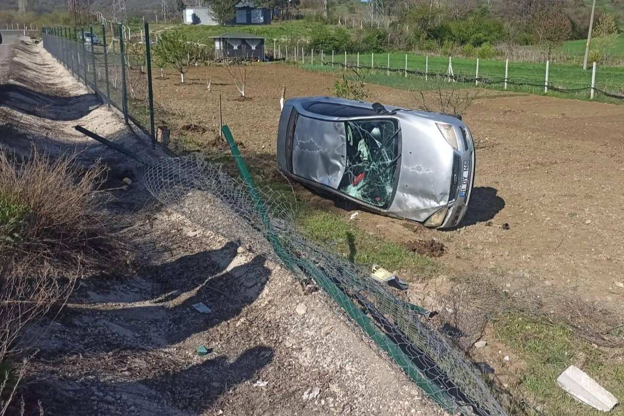 Bilecik şarampole yuvarlanan araç sürücüsü yaralandı