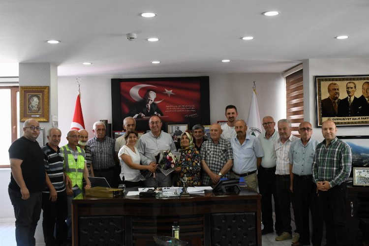 Artvin Belediye Başkanı Demirhan Elçin’i, Çayağzı Mahalle Muhtarı Filiz Dede