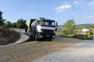 Eskişehir Büyükşehir Belediyesi kırsaldaki birçok noktada yolların altyapı ve üstyapı