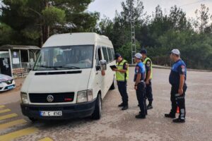 Hatay Büyükşehir Belediyesi Zabıta Dairesi Başkanlığına bağlı trafik ekipleri Jandarma