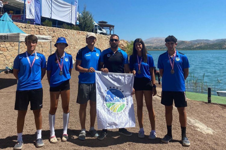 SAKARYA (İGFA) - Sakarya Büyükşehir Belediyesi Kürek Takımı, elde ettiği