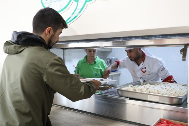 İzmit Belediyesi’nin eğitim süreçlerinde ailelerinden uzakta kalan öğrencilere destek olmak