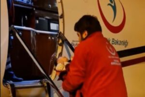 Mardin’de yaşayan hemofili tanısı konulan Jiyan bebek ambulans uçakla Ankara’ya