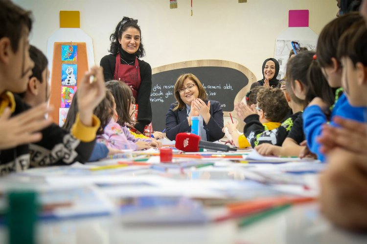 Gaziantep Büyükşehir Belediye Başkanı Fatma Şahin, yarıyıl tatiline giren çocuklarla,