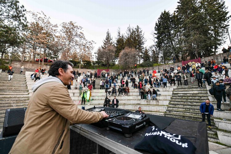 Dj Anıl Bütün’ün performansıyla Seğmenler Parkı’nda başlayan elektronik müzik festivaline