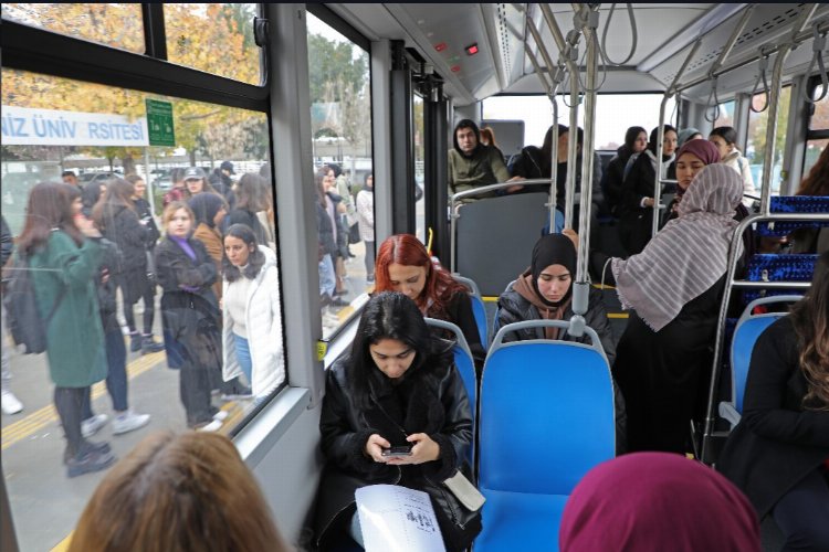 Akdeniz Üniversitesi’nde öğrencilerin elektrikli otobüsler ile kampus içi ulaşım seferleri