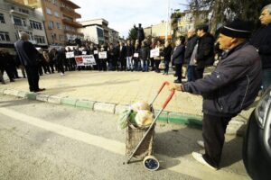 Bursa’nın Yenişehir ilçesinde emeklilik hakkı kazanmasına rağmen emekli olamayan çiftçilerin