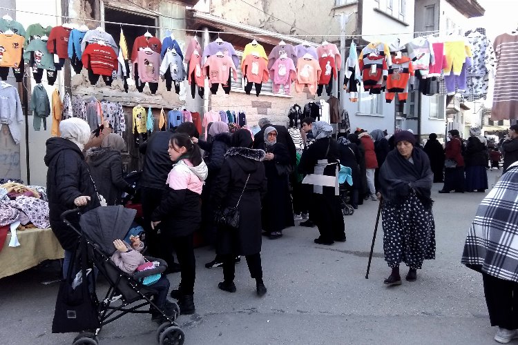 Bursa’nın Yenişehir ilçesinde kurulan “Karıştır Pazarı” her kesimden vatandaşın uğrak