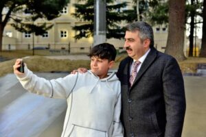 Bursa’nın Yıldırım Belediye Başkanı Oktay Yılmaz, gençlere vermiş olduğu skate