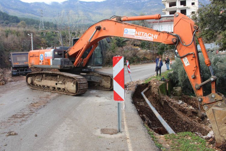 Finike ilçesi Alacadağ – Asarönü yol hattında toprak kayması sonucu