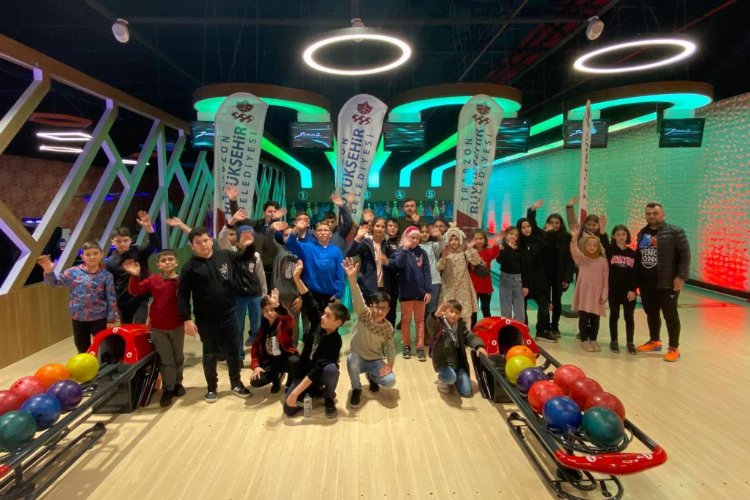 Trabzon Büyükşehir Belediyesi, spor etkinlikleri kapsamında öğrencileri bowlingle buluşturuyor. Trabzon’un