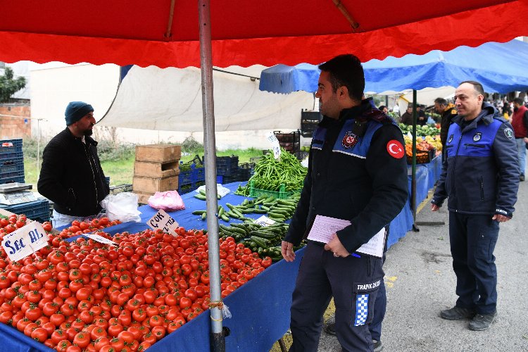 Kocaeli’de Çayırova Belediyesi Zabıta Müdürlüğü ekipleri semt pazarlarında denetim gerçekleştirdi.