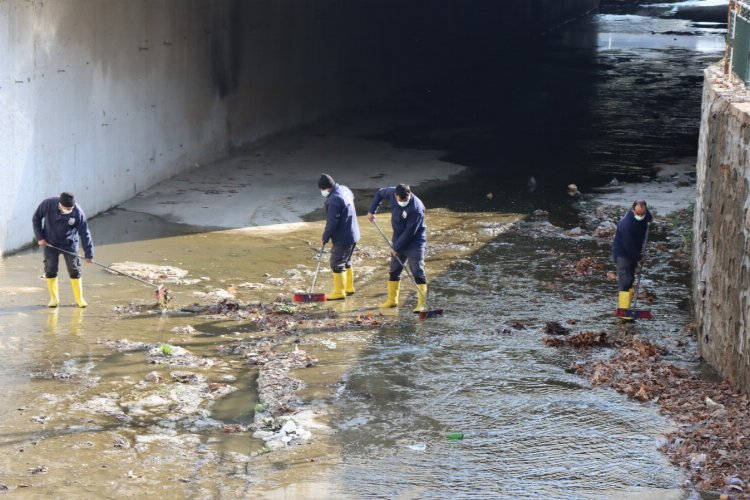 Şanlıurfa Büyükşehir Belediyesi, kentte merkezinde yer alan derelerde rutin temizlik