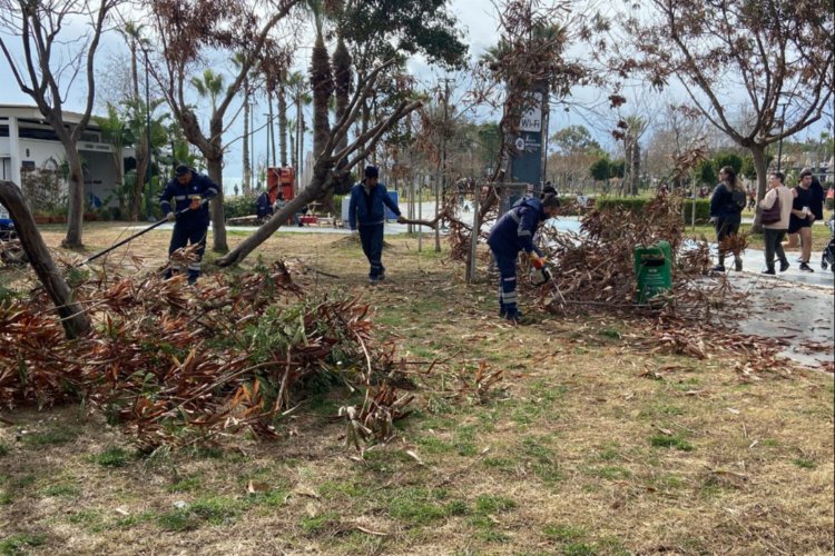 Antalya Büyükşehir Belediyesi, kent genelinde dün akşam saatlerinde etkili olan