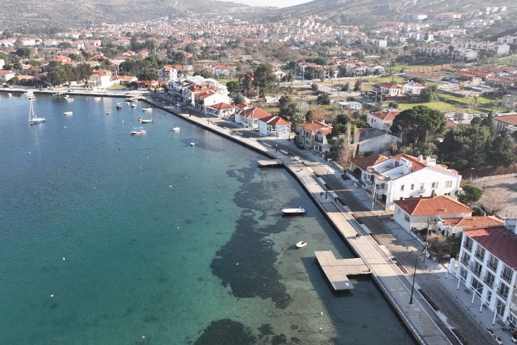 İzmir Büyükşehir Belediyesi turizm cenneti Foça’nın sahil şeridini baştan aşağı