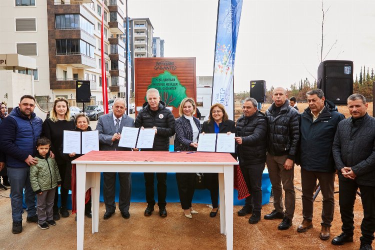 Gaziantep Büyükşehir Belediyesi’nin kent merkezinde başlattığı ağaçlandırma çalışması ile Gaziantep