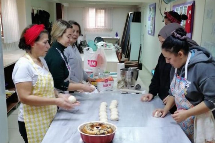 İZMEK Çukurbağ Kurs Merkezi’nde faaliyetini sürdüren Aşçılık ve Pastacılık kursu