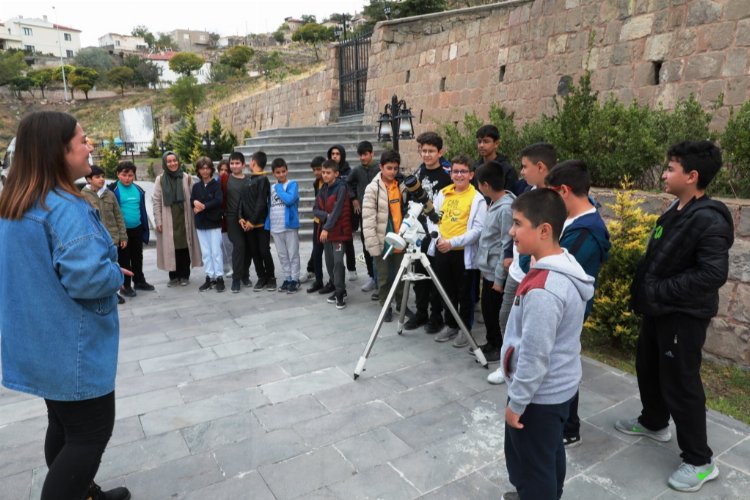 Kayseri’nin Kocasinan Belediyesi, yarıyıl tatilinde hazırladığı programlarla, öğrencilere hem eğitici