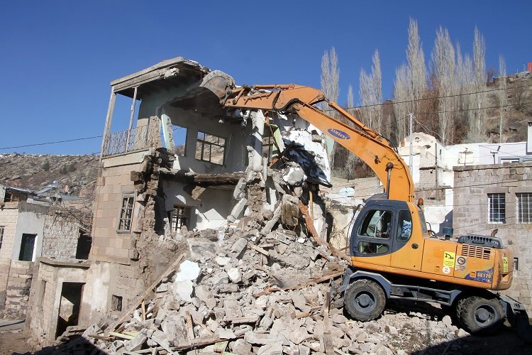 Kayseri’nin Talas Belediyesi, ilçede bulunan terk edilmiş binaların yıkımına devam