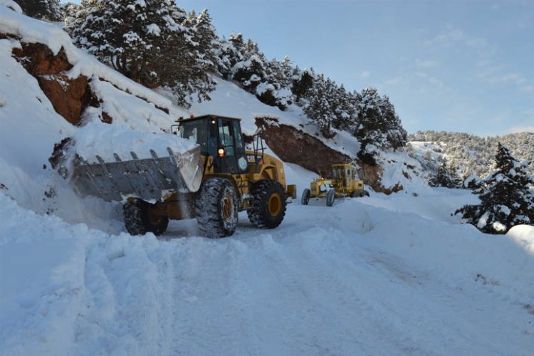 Antalya Büyükşehir Belediyesi, 2022 yılında 19 ilçedeki kırsal mahallelerin karla