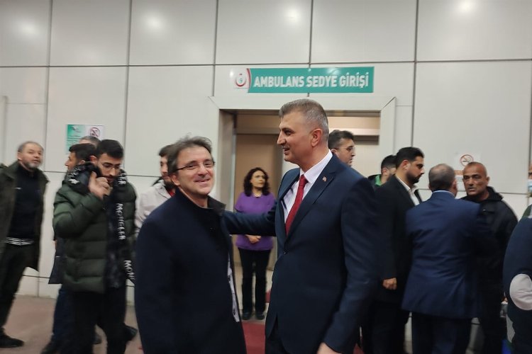 Gölcük Belediye Başkanı Ali Yıldırım Sezer, yılbaşı akşamında görevleri başındaki