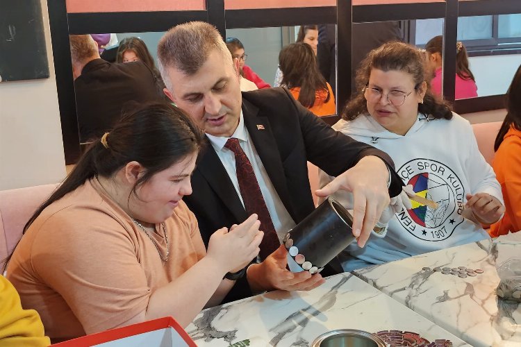 Gölcük Belediye Başkanı Ali Yıldırım Sezer, down sendromlu bireylerin; atıkları