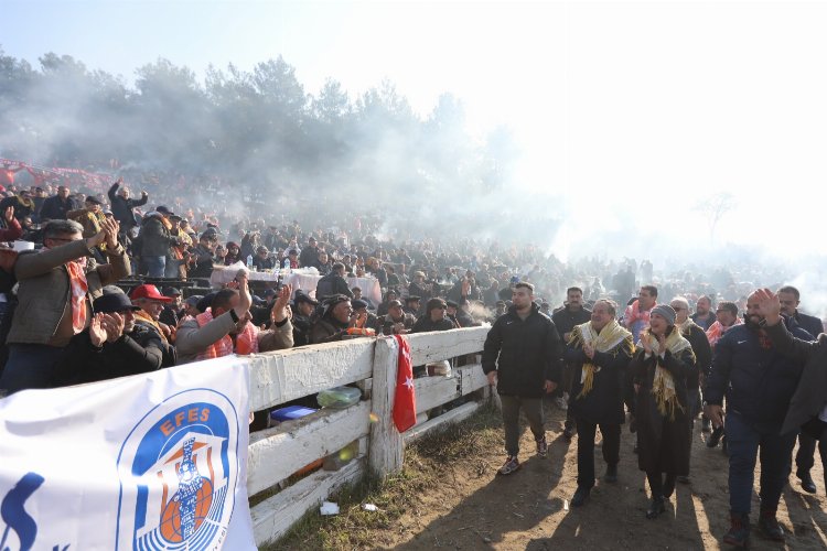 1. Uluslararası Efes Selçuk Deve Güreşleri Festivali Pamucak Arena’da yapılan