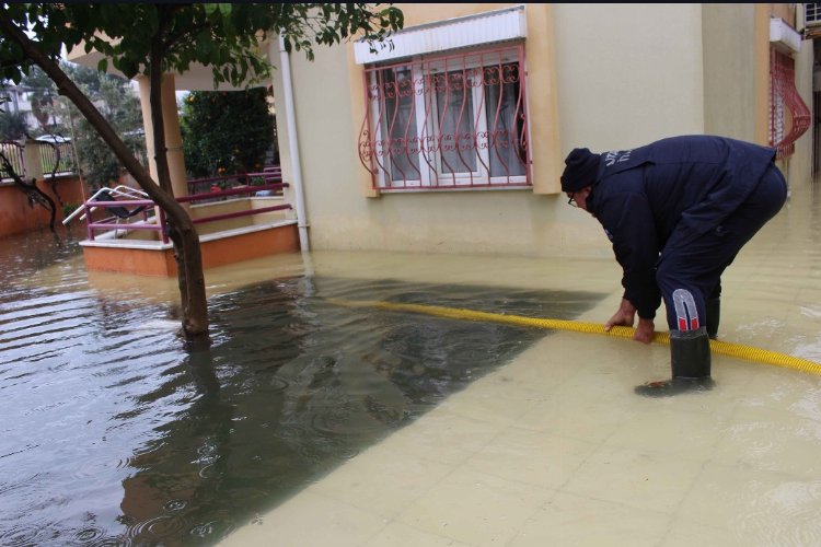 Antalya Büyükşehir Belediyesi ekipleri, iki gündür Antalya’da etkili olan şiddetli