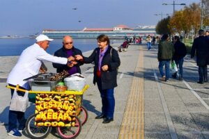 İzmir’de sokak emekçilerinin çalışma koşulları iyileştiriliyor. Birer kooperatif çatısı altında