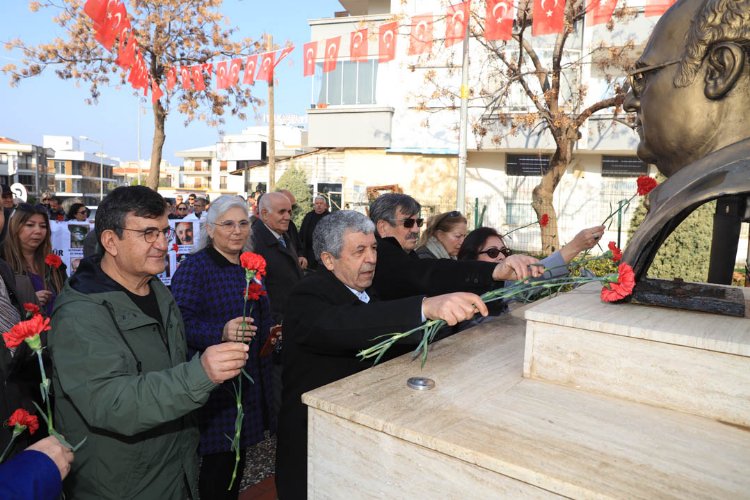 Güzelbahçe Yelki Mahallesi’nde bulunan Uğur Mumcu Anıtı önünde gerçekleştirilen töreneCHP