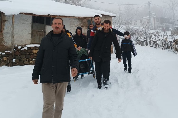 Bingöl’de etkili olan kar yağışı nedeniyle yolu kapanan köyde rahatsızlanan