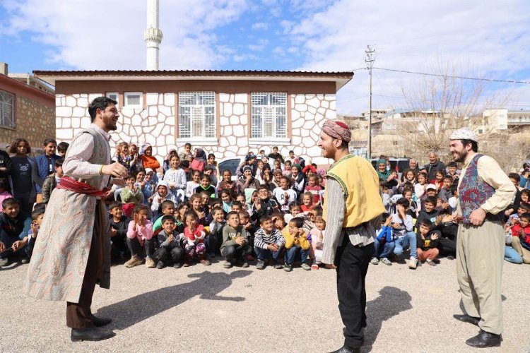 Adıyaman da bulunan Ordu Büyükşehir Belediyesi Karadeniz Tiyatrosu (OBBKT) oyuncuları,