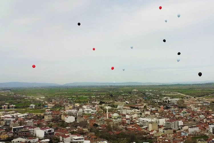 Bursa’nın Mustafakemalpaşa ilçesinden otizme dikkat çekmek için gökyüzüne yüzlerce balon