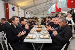 Bandırma Belediyesi, kentin farklı noktalarında kurduğu geleneksel iftar sofralarında binlerce