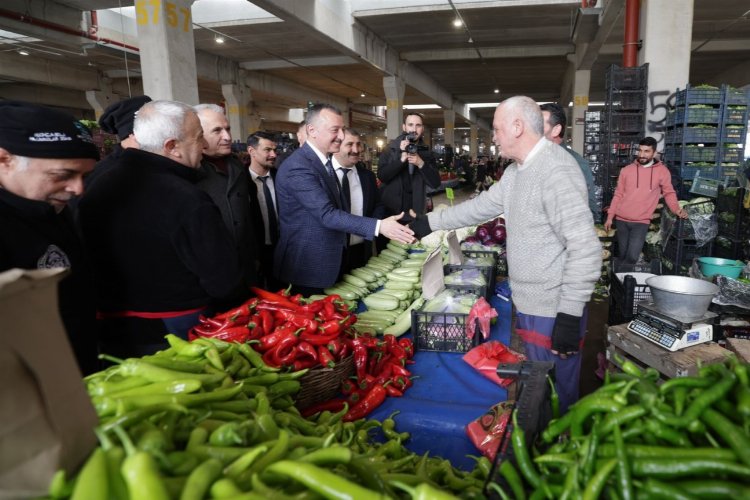 Kocaeli’nin İzmit ilçesinde Perşembe Pazarı’nı ziyaret ederek vatandaşlarla sohbet eden