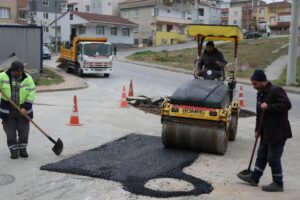 Kocaeli’de Çayırova Belediyesi Fen İşleri Müdürlüğü ekipleri ilçe genelinde asfalt