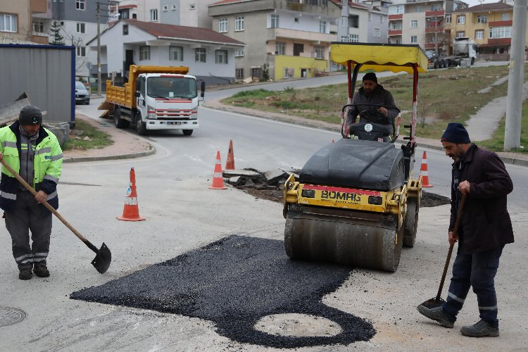 Kocaeli’de Çayırova Belediyesi Fen İşleri Müdürlüğü ekipleri ilçe genelinde asfalt