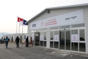 Kocaeli Büyükşehir Belediyesi’nin Hatay’ın Defne ilçesinde inşa ettiği hastanede tedavi