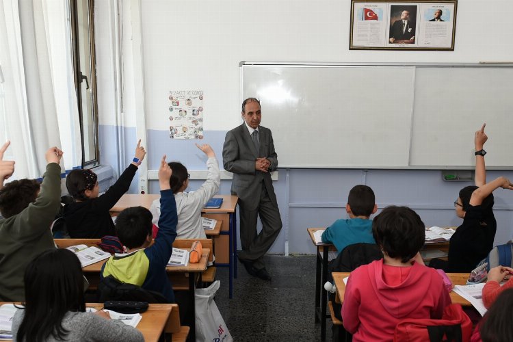 Millî Eğitim Bakanı Mahmut Özer, deprem felaketi yaşanan illerden diğer