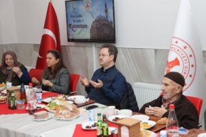 Giresun Valisi Enver Ünlü ve eşi Sema Ünlü, Yaşlılara Saygı