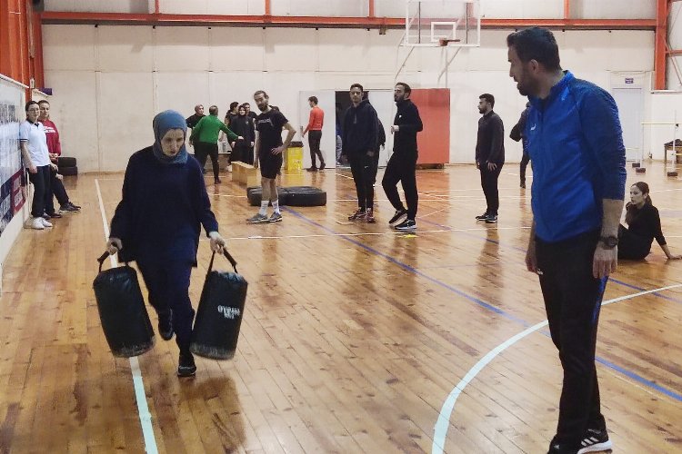 Gölcük Belediyesi tarafından açılan ücretsiz hazırlık kursu, polis olmaya hayali